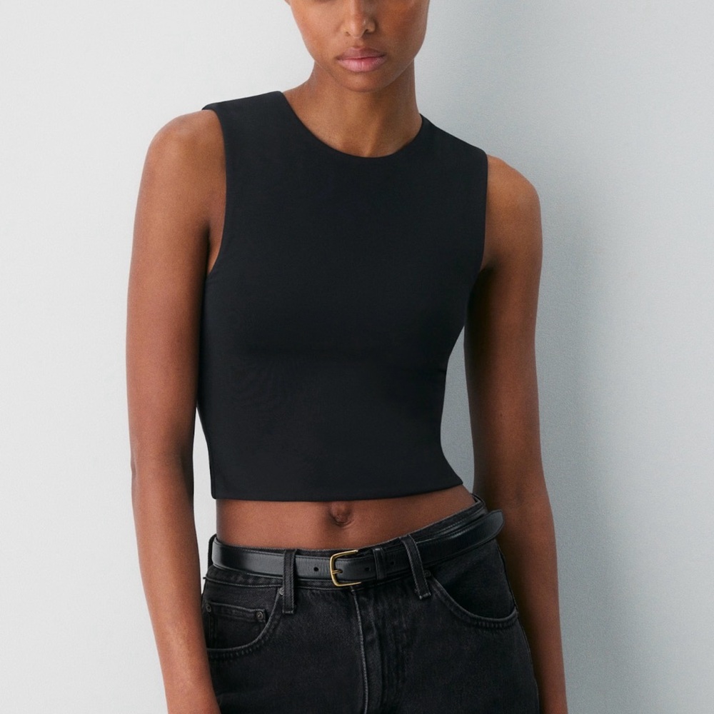 Aritzia Babaton contour Black fitted Contour Top. Size XS. Good condition.